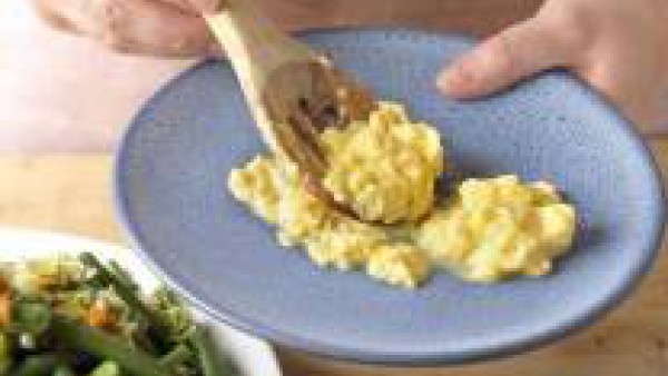 Añade dos cucharadas más de aceite a la sartén y rehoga la mezcla de huevos y nata a fuego muy lento, removiendo con una cuchara de madera hasta que empiece a cuajar. Retira enseguida del fuego y repa