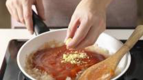 Precalienta el horno en función gratinado. En una sartén ancha con tres cucharadas de aceite virgen extra, sofríe la carne picada desmenuzada. Cuando esté bien dorada, retírala de la cazuela y resérva