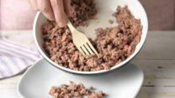 Incorpora el tomate triturado y pimienta y 1 pastilla de Avecrem Dúo Salsa de Tomate desmenuzada. Deja cocer a fuego medio unos 10 min.