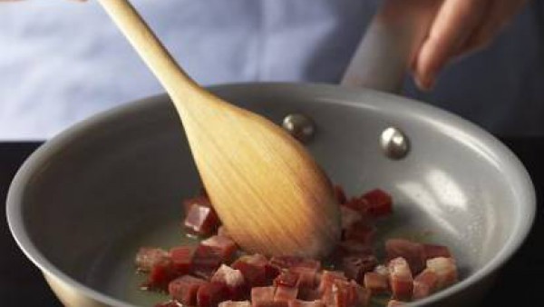 Calienta tres cucharadas de aceite de oliva en una cazuela antiadherente de fondo grueso y dora los daditos de jamón durante unos instantes, hasta que cambien de color. Retíralos de la cazuela y, en e
