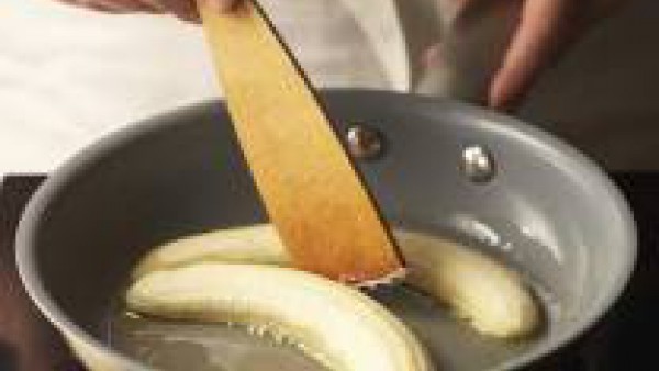 Corta los plátanos por la mitad longitudinalmente y fríelos en una sartén con aceite caliente durante 1 minuto. Fríe los huevos. Reparte el arroz en los platos de servicio, cúbrelos con unas cucharada