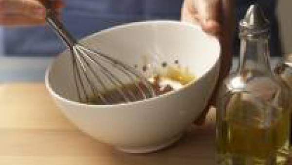 Prepara la vinagreta batiendo la pastilla de Avecrem desmenuzada junto con el aceite y el vinagre hasta obtener una salsa emulsionada.