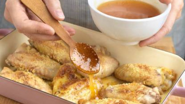 Asa las alitas en una fuente de horno con el aceite durante 35 minutos. Dejamos macerar tapado, al menos 1 hora, en la nevera. Dar un par veces la vuelta a las alitas en este tiempo de maceración. Pre