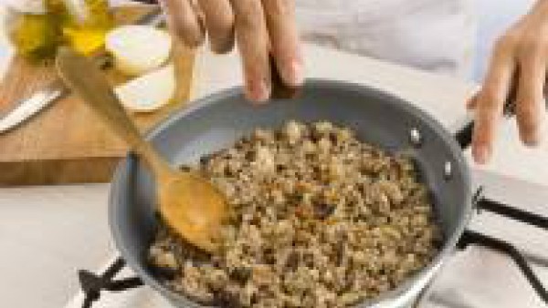 Agrega la miga de pan escurrida, la pastilla de Avecrem Caldo de Pollo desmenuzada y un poco de perejil. Deja cocer durante 5 minutos más.
