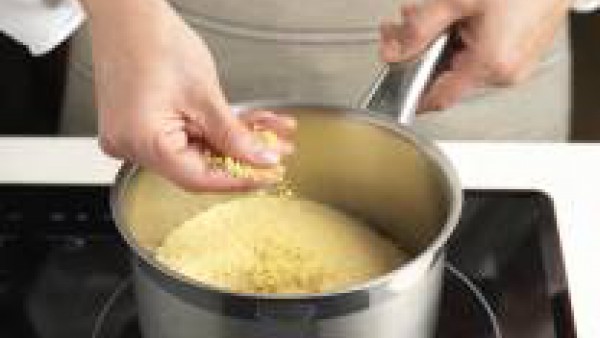Prepara la sémola añadiéndole dos vasos de agua hirviendo y Avecrem 100% Natural 8 Verduras.