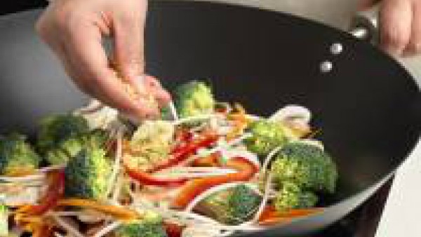 Cómo preparar Salteado de verduras al estilo oriental - paso 2
