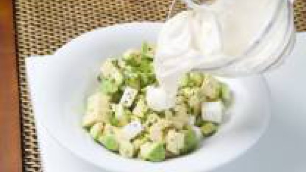 Mezcla la mayonesa con el aceite de oliva virgen y la pastilla de Avecrem desmenuzada. Viértelo en el bol de los aguacates y el queso fresco.