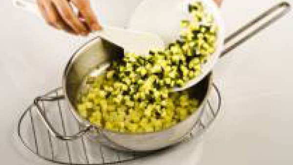Calienta el aceite en una sartén y vierte las hortalizas. Desmenuza una pastilla de Avecrem y rehoga a fuego medio durante 20 min, removiendo suavemente para evitar que la verdura se adhiera a la sart