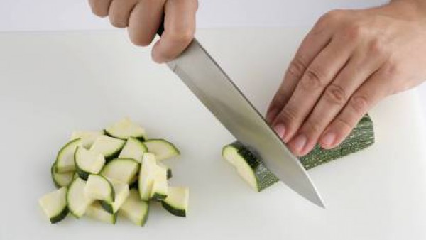 Lava las hortalizas y pélalas todas excepto el calabacín, ya que vamos a cocerlo con su piel. Trocea el calabacín, la cebolla, el puerro y la patata en dados. Sala ligeramente una vez cortadas.