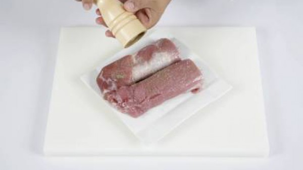Salpimienta la carne y trocéala en lonchas de 2 cm de grosor. 