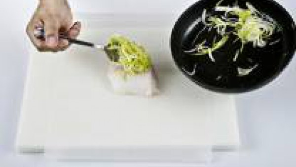 Pon encima de cada trozo de rape una cucharada de las verduras cocidas  y una pizca de sal.