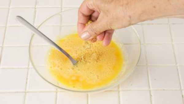 Para hacer la salsa holandesa, echa en un cuenco las dos yemas de huevo y el zumo de limón. Bate con la ayuda de unas varillas hasta que veas que empieza a montar un poco. Vierte muy despacio la mante