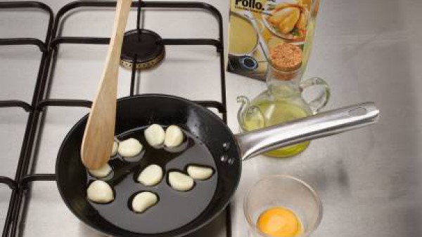 Corta el bacalao en trozos de 200 g. Fríe los ajos chafados con la piel y el bacalao en este aceite por los dos lados. 