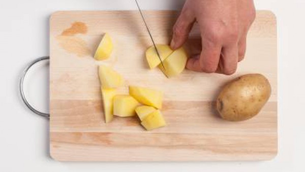 Parte las patatas por la mitad, añade una pizca de sal y de pimienta, un chorrito de aceite de oliva y la pastilla de Avecrem Pescado -30% de Sal desmenuzada. Cuécelas en el horno a 180 ºC hasta que e
