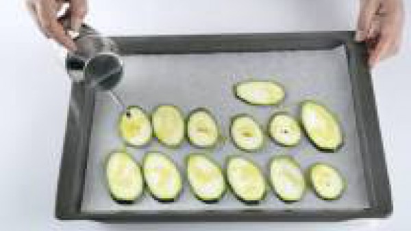 Extiende el calabacín en una bandeja de horno