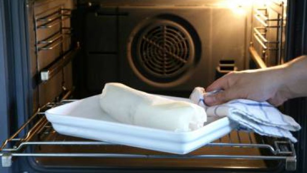 Cubre la caballa con el papel y hornea unos 7 min en el horno precalentado a 180ºC. Comprueba la cocción. Una vez cocida, saca la papillote del horno y sírvela aún caliente con las verduras y las hier