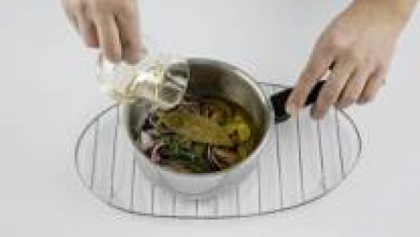 Pon en una cazuela dos ramas de romero, dos hojas de laurel y los ajos junto con la cebolla. Añade el aceite de oliva, 1/2 pastilla de Avecrem Caldo de Pollo y deja cocer la cebolla, hasta que nos que