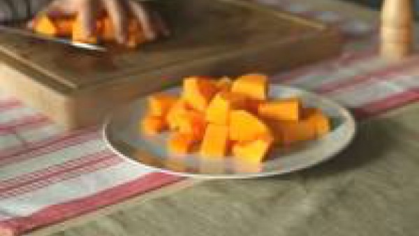 Lava y pela las hortalizas. Trocea la calabaza y las patatas en dados gruesos y corta la cebolla en juliana. Vierte el aceite de oliva en una cazuela grande y sofríe las verduras hasta que estén dorad