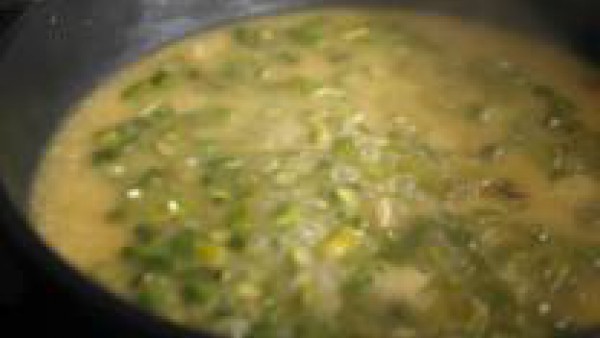 Vierte en la cazuela dos cucharones de Caldo Casero de Verduras 100% Natural Gallina Blanca y una pizca de sal y remueve. En total, el arroz deberá cocer durante cerca de 20 minutos a fuego medio, ver