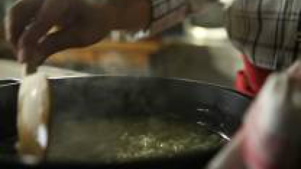 Mientras se cuece el resto, trocea el atún y sálalo ligeramente. Ponlo en la cazuela cuando falten 5 minutos para que termine la cocción de las patatas. Apaga el fuego y rectifica de sal. 