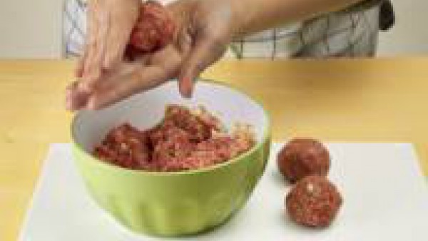 mezcla la carne y forma las albóndigas