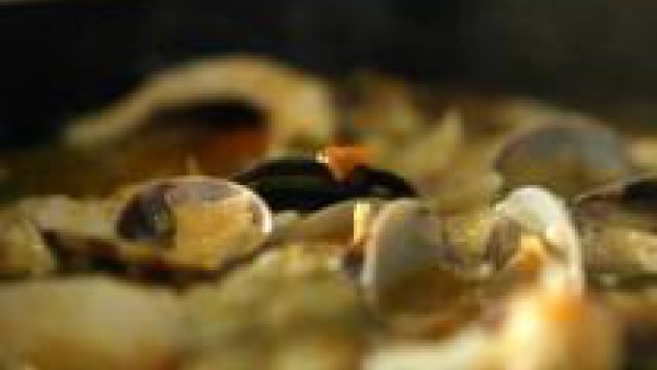 Añade las almejas, el bacalao y los andrajos. Agrega también la hierbabuena, rectifica de sal si es necesario, teniendo en cuenta que el bacalao ya es salado, y añade pimienta al gusto. Deja cocer 5 m