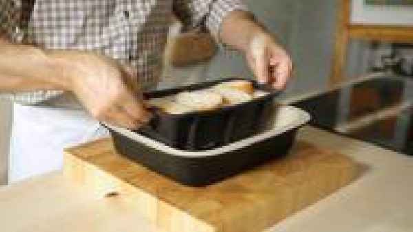 Para cocer al baño María, dispón el molde con el pan sobre una bandeja de horno de bordes altos. Con mucho cuidado, introdúcela en el horno y llénala hasta el borde con el agua hirviendo, procurando q