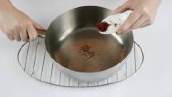 En un cazo echa 2 cucharadas de aceite de oliva