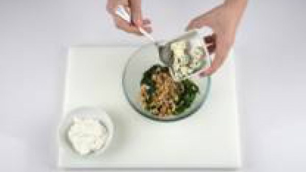 Trocea las nueces y el queso azul y échalos en el bol de las espinacas. Añade el queso cremoso para untar, la pimienta y remueve bien. Desenrolla el paquete de pasta filo, saca una hoja y guarda el re