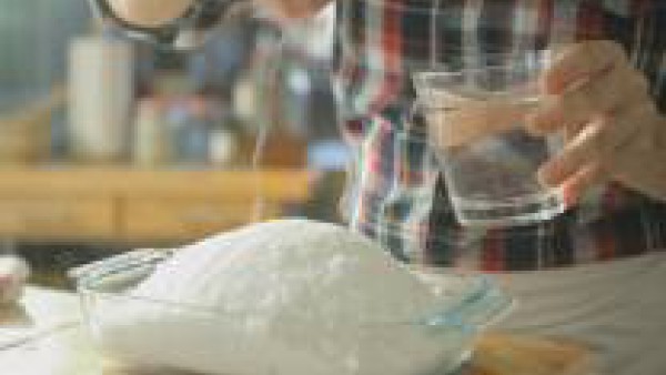 Dispón una capa de la sal sobre una bandeja apta para el horno y para servir en la mesa. Coloca el taco de lomo encima y cúbrelo de sal.