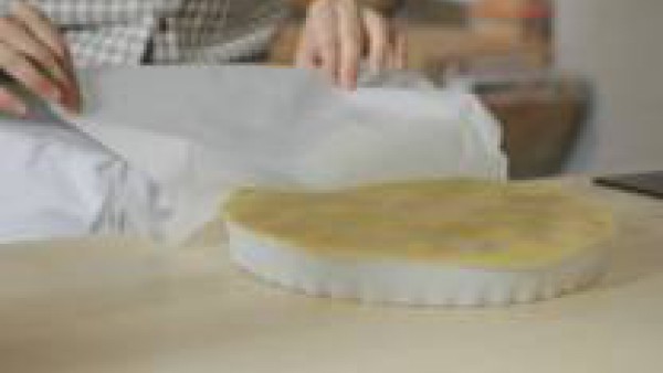 Ordena las manzanas muy ajustadas en la base del molde, con la cara curva hacia abajo. Procura que no se rompan. Corta la masa en forma circular. Dale 1 cm de diámetro más que la medida del molde. Col