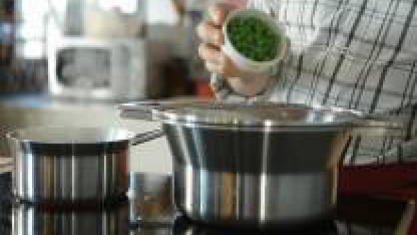 Condimenta los guisantes con sal y cuécelos al vapor.