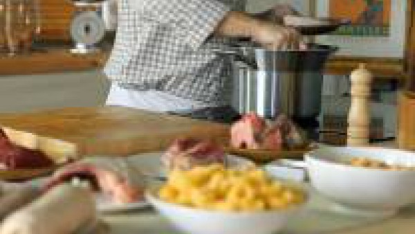 Lava el morro, la oreja y el pie de cerdo y quémales los pelos. Introduce la carne dentro de una olla, junto con los huesos, el tocino, el jarrete y las pechugas de gallina y de pollo. Cúbrelo de agua