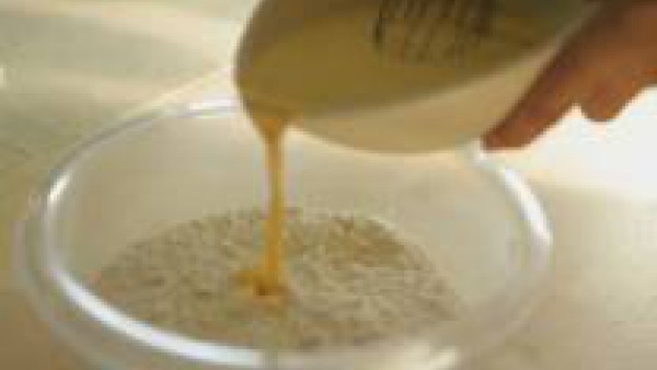 Corta la mantequilla en dados de 1 centímetro de lado. Deja que se atempere y adquiera textura de pomada, es decir, blanda, pero sin derretirse. Sin dejar de trabajar la masa, añádele la mantequilla p