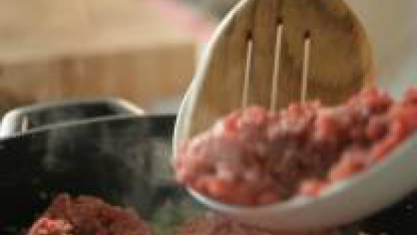 Cuando se ablande el pimiento, mézclale las carnes. Déjalas cocer a fuego medio. Trabaja el preparado con una espátula para que la carne se mezcle con las hortalizas y no se quede apelmazada.