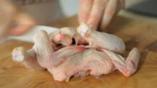 Limpia el interior de los picantones. Elimínales los restos de plumas quemándolos con un pequeño soplete. Deshuésalos procurando mantener intacta su piel y resérvalos.