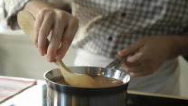 Prepara la salsa: Pon un cazo ancho con la mermelada a calentar a fuego medio. Cuando empiece a derretirse y a burbujear, mójala con el vinagre y deja que se evapore.