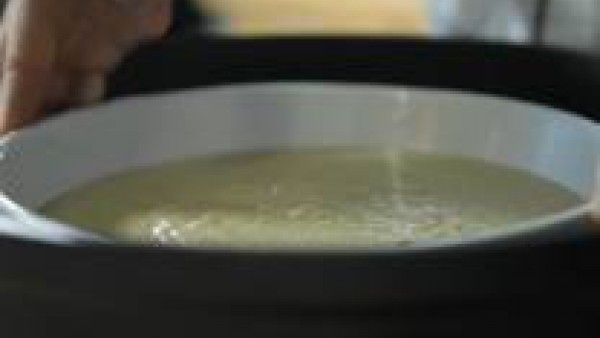 Pasa las berenjenas limpias por el túrmix. Mézclales la mitad de la crema de leche y los huevos y tritúralos bien con el túrmix. Salpimienta la mezcla y condiméntala con un poco de nuez moscada.  Unta