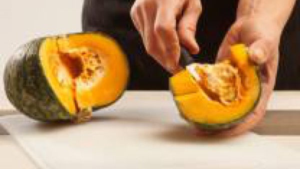 Limpia la calabaza, quita las semillas y las barbas interiores, pélala y córtala en trozos. 