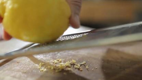 Lava y ralla la piel del limón; procura evitar la parte blanca de la piel, puesto que daría un gusto amargo. Resérvala.