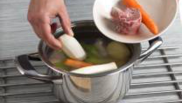 Pon en una olla las verduras junto con la carne, los huesos y la pastilla de Avecrem y déjalos hervir unas 2 horas a fuego muy lento, quitando la espuma de la superficie.