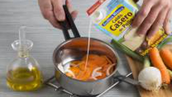 Tritura la crema con la ayuda de una batidora eléctrica, salpimiéntala, añádele el queso fresco para que quede más cremosa. 