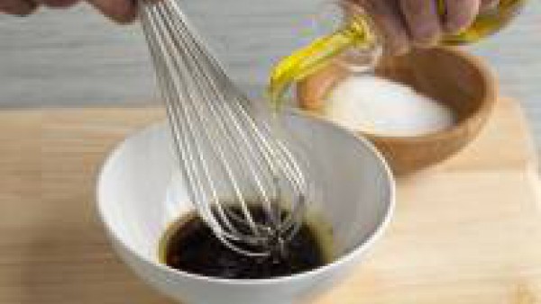 Prepara la vinagreta, triturando con un batidor eléctrico el vinagre de Módena, una pizca de Avecrem y el aceite de oliva virgen extra.