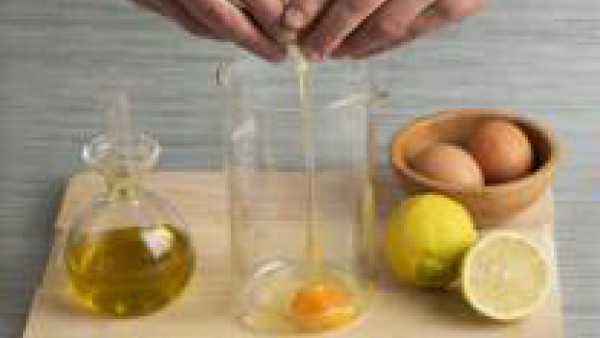 Prepara la mayonesa batiendo el huevo con el aceite de girasol y unas gotas de limón.