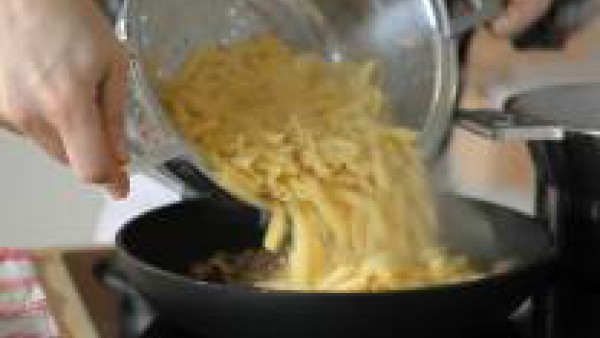 Una vez que los macarrones estén hervidos, escúrrelos y mézclalos con el sofrito de hortalizas. 