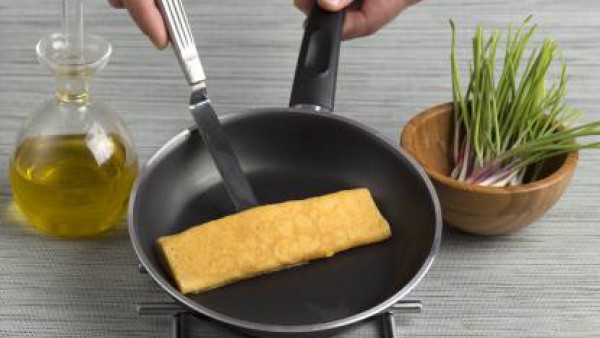 Pon al fuego una sartén con un chorrito de aceite de oliva. Bate el huevo, añade una pizca de sal y haz una tortilla plana. Córtala en tiras finas.