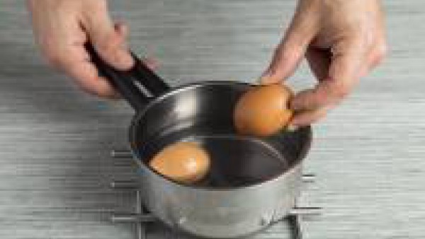 Pon a hervir los huevos 10 min. Enfríalos, pélalos y córtalos en gajos pequeños.