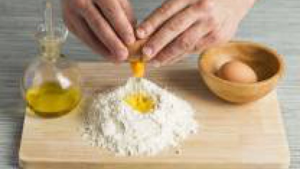 Prepara la pasta: mezcla en un bol los 3 huevos, la harina y el agua y amasa con suavidad hasta formar una masa uniforme. Tapa con un paño de cocina y deja reposar 30 minutos.