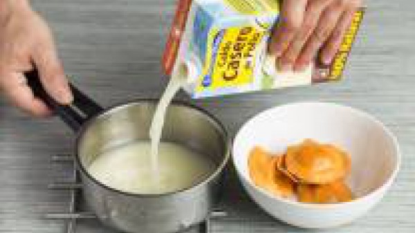 Calienta el Caldo Casero de Pollo 100% Natural; cuando empiece a hervir, cuece los raviolis en él. Una vez cocidos, sácalos, escúrrelos y sírvelos en el plato directamente. Añade la mantequilla de tru