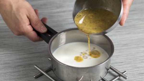 Haz la salsa: prepara bechamel siguiendo las instrucciones del fabricante. Añádele la mitad de la mantequilla café París que tienes reservada en la nevera y remueve para que quede completamente integr